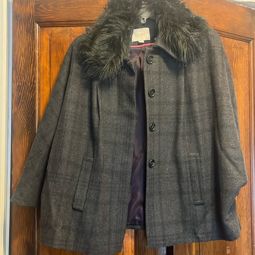 Ann Taylor loft cape / worn once/removable collar/ size m/